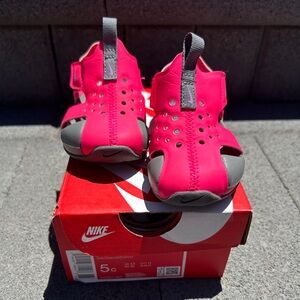 Nike Kids water shoes in Vibrant Pink and Gray